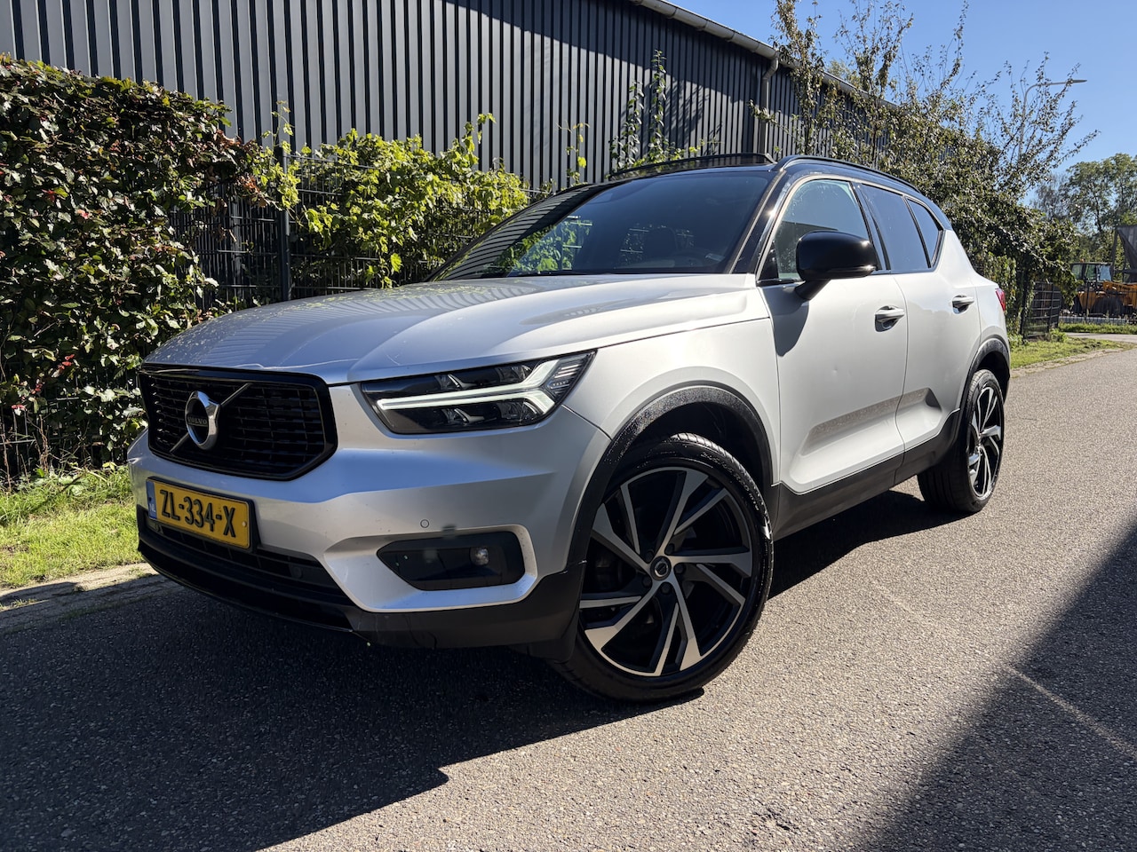 Volvo XC40 - 2.0 T4 R-Design / AUTOMAAT / PANORAMADAK / HARMAN KARDON - AutoWereld.nl