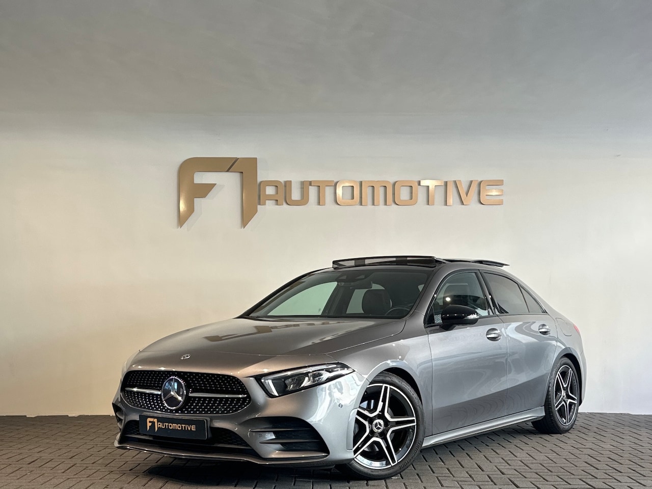 Mercedes-Benz A-klasse - 180 AMG Pano|Stoelverwarming|Camera|Lane Assist - AutoWereld.nl