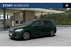 BMW 2-serie Active Tourer - 225e xDrive M Sport Automaat / Trekhaak / Panoramadak / Sportstoelen / Adaptieve LED / Har