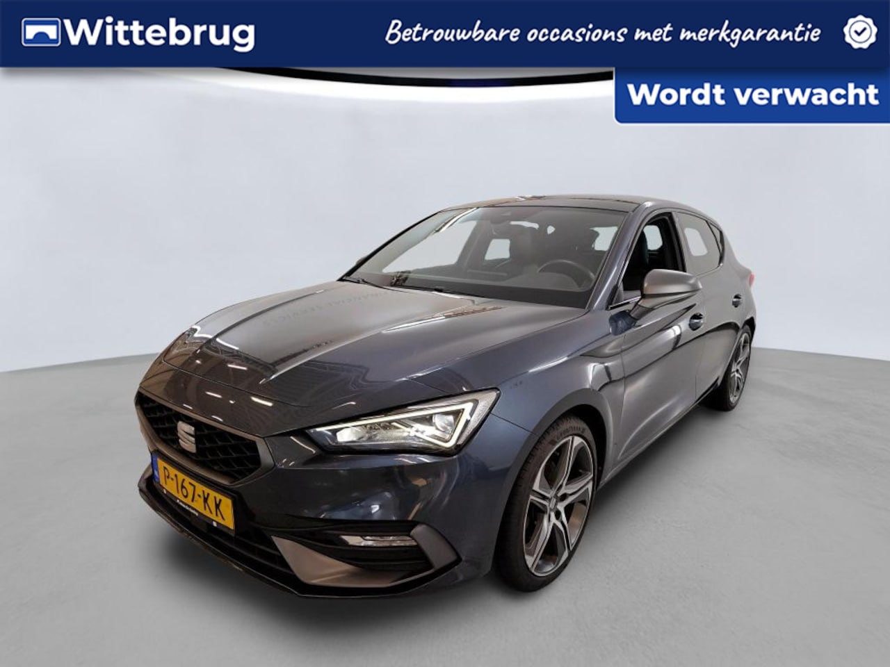 SEAT Leon - 1.5 eTSI 150pk FR DSG Automaat Panorama schuifdak / Navigatie / LM 18 inch / Parkeersensor - AutoWereld.nl