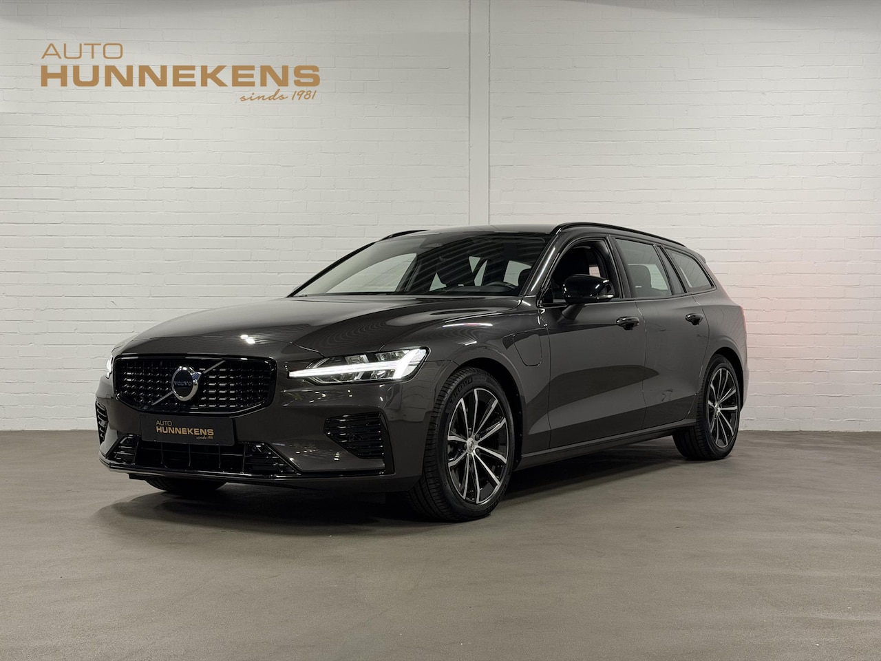 Volvo V60 - 2.0 T6 Plug-in hybrid AWD Plus Dark Long range | Trekhaak | Stuur-/stoelverwarming | Memor - AutoWereld.nl