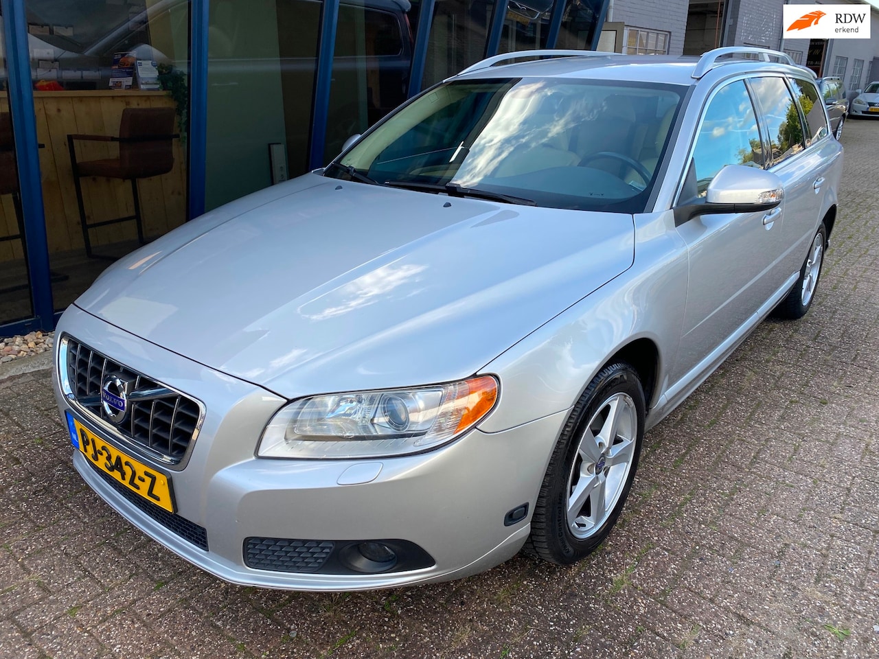 Volvo V70 - 2.0F Automaat Summum LEER / XENON / TREKHAAK - AutoWereld.nl