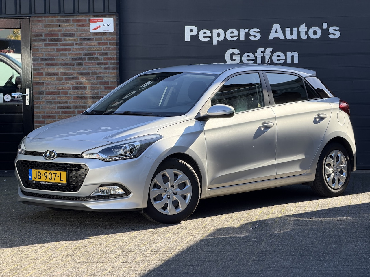 Hyundai i20 - 1.2 HP i-Motion Comfort Navigatie Camera PDC Airco Trekhaak - AutoWereld.nl