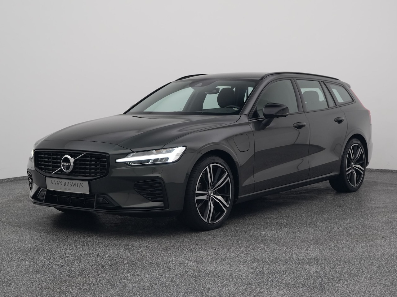 Volvo V60 - 2.0 T6 Recharge AWD R-Design | CAMERA | KEYLESS | STOELVERWARMING - AutoWereld.nl