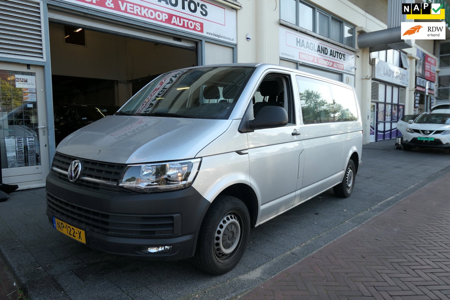 Volkswagen Transporter Kombi - 2.0 TDI L2H1 Highline Apk/Airco/Cruise/Nap/Camera/Boekjes/9-Zitter - AutoWereld.nl