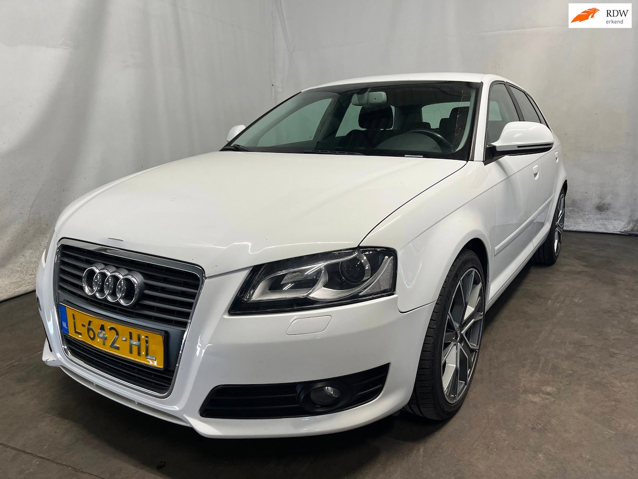 Audi A3 Sportback - 1.8 TFSI Attraction Business Edition - Voor + achterschade, Airbaglamp brandt, - AutoWereld.nl