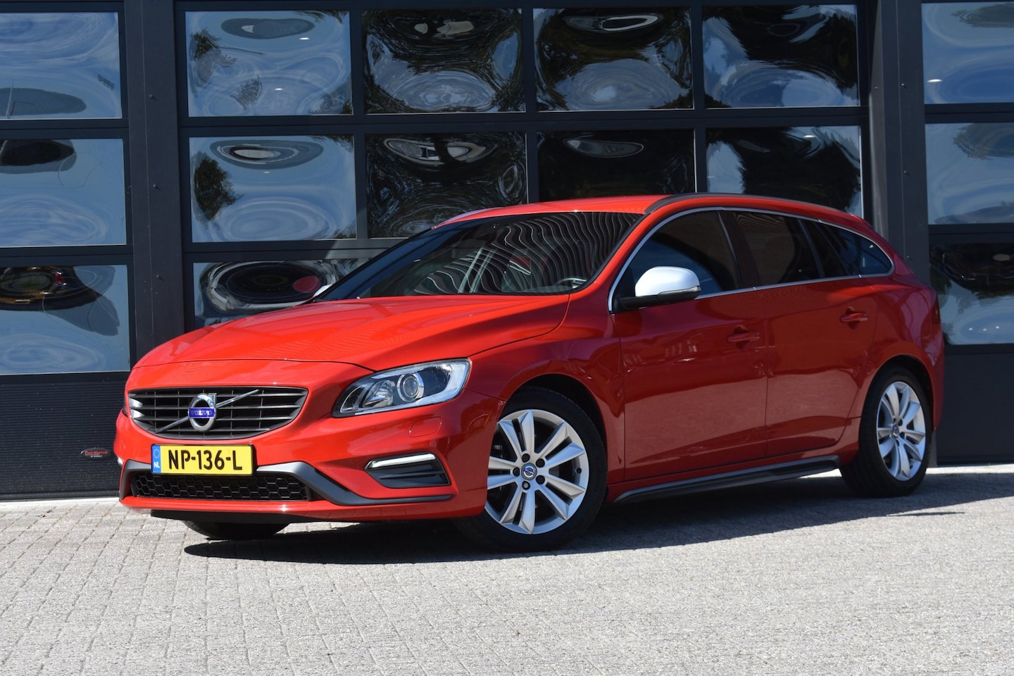Volvo V60 - 2.0 T3 R-Design '17 Xenon Clima Navi Cruise Inruil mogelijk - AutoWereld.nl