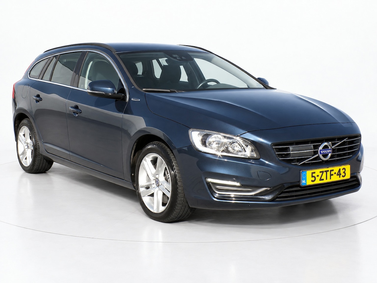 Volvo V60 - 2.4 D6 AWD Plug-In Hybrid Momentum|Navi|Cruise|CAM - AutoWereld.nl