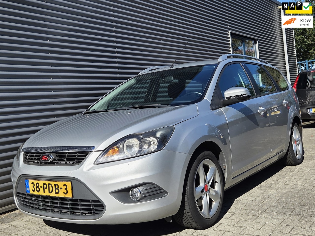 Ford Focus Wagon - 1.6 Comfort 01-2011 Grijs Metallic - AutoWereld.nl