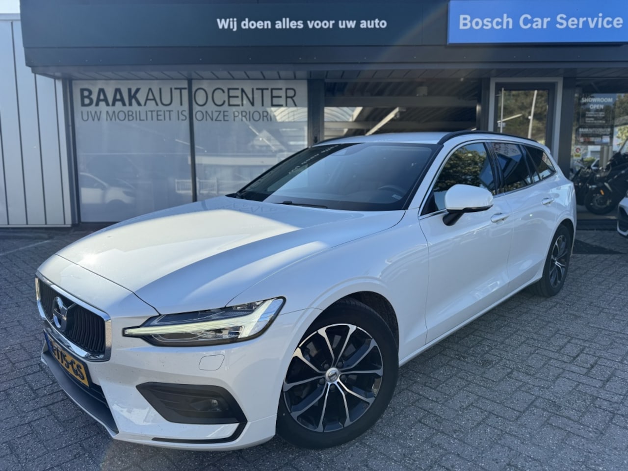 Volvo V60 - 2.0 B3 Momentum Business | Trekhaak | Camera - AutoWereld.nl