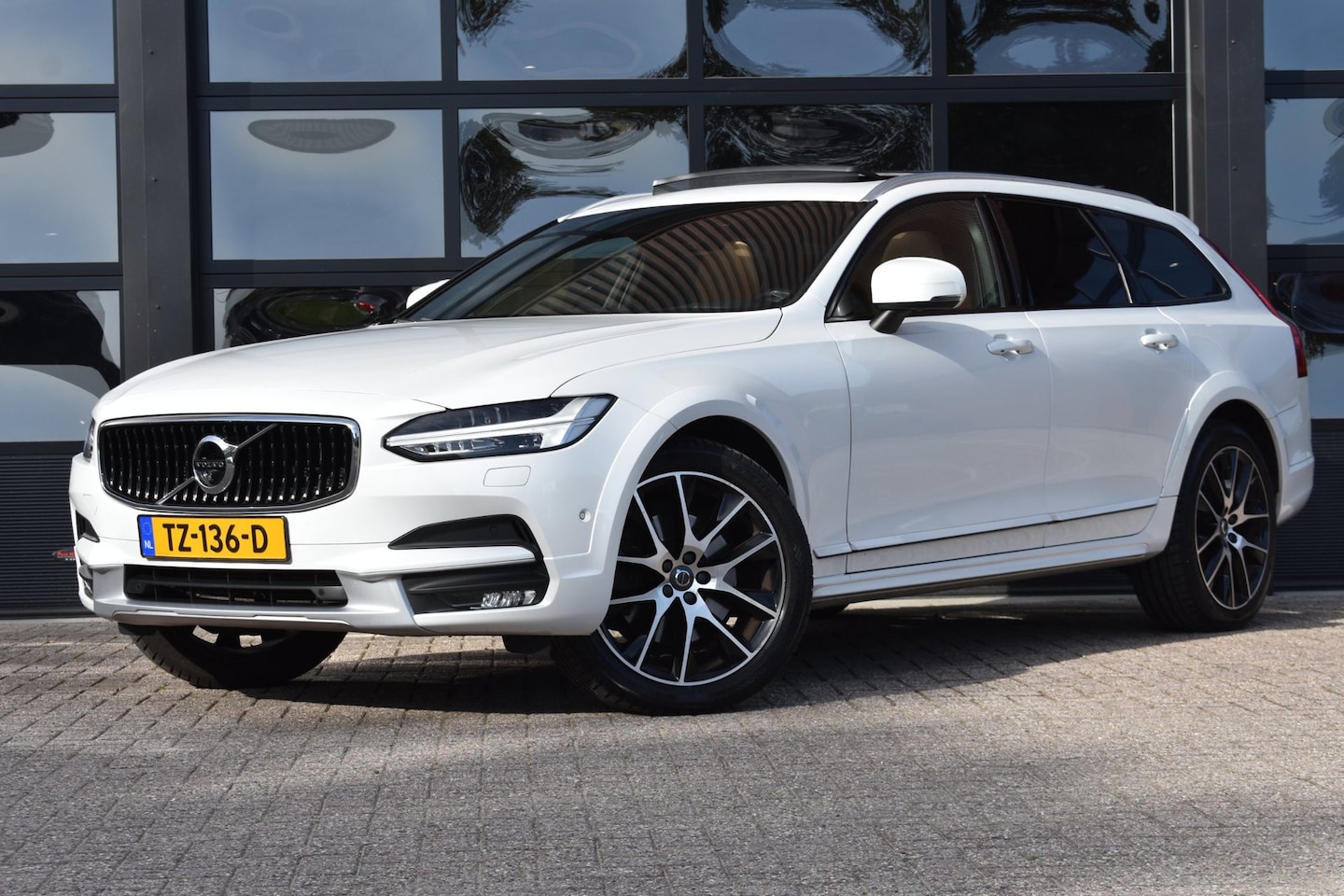 Volvo V90 Cross Country - 2.0 T5 Pro '17 LED Pano Leder Clima Navi Cruise Inruil mogelijk - AutoWereld.nl