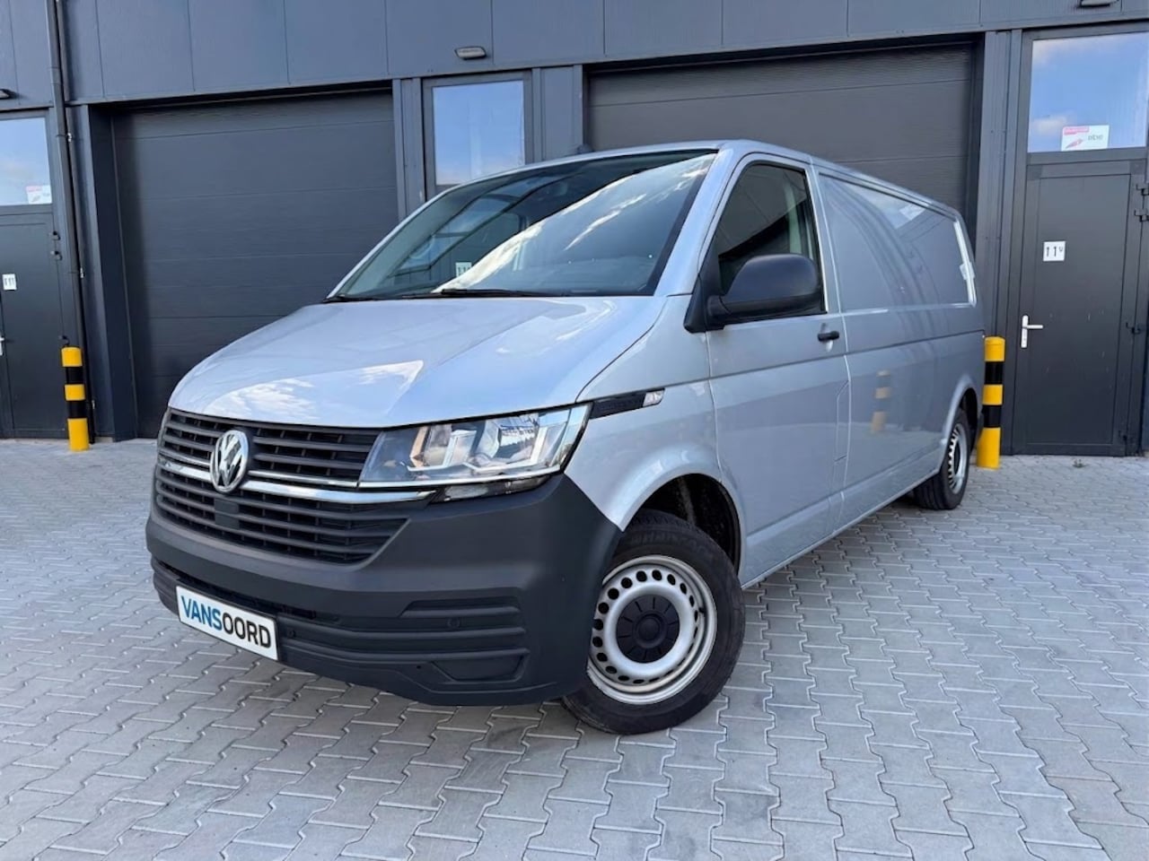 Volkswagen Transporter - 2.0 TDI L2H1 28 / 150 PK / ACC / CLIMA / CARPLAY / werkplaatsinrichting - AutoWereld.nl