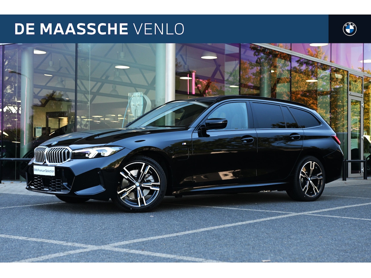 BMW 3-serie Touring - 330e M Sport Automaat / Trekhaak / Panoramadak / Sportstoelen / Comfort Access / Achteruit - AutoWereld.nl