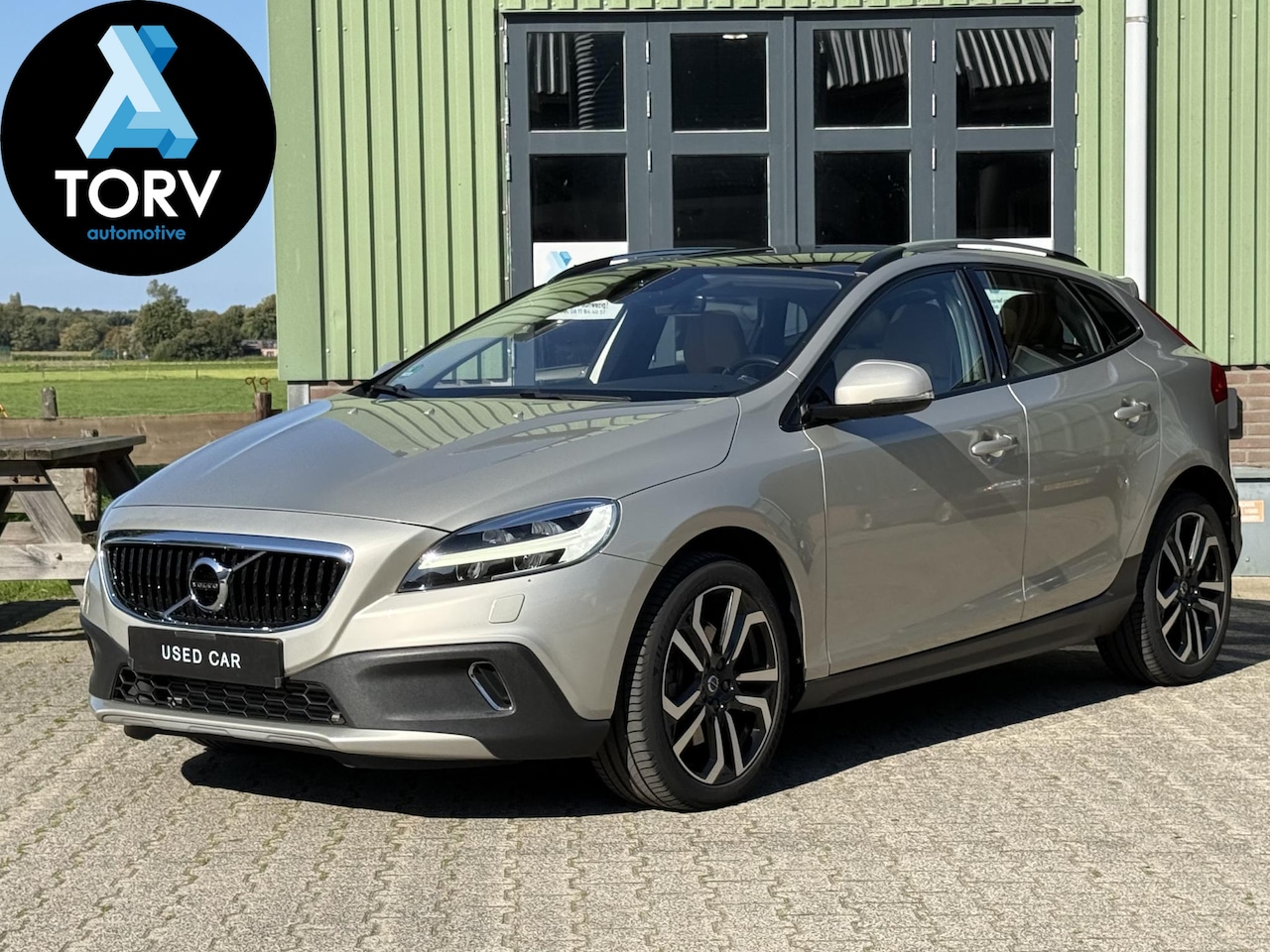Volvo V40 Cross Country - 2.0 T3 Summum | Trekhaak | Leder | Power Seats | Stoelverwarming | - AutoWereld.nl