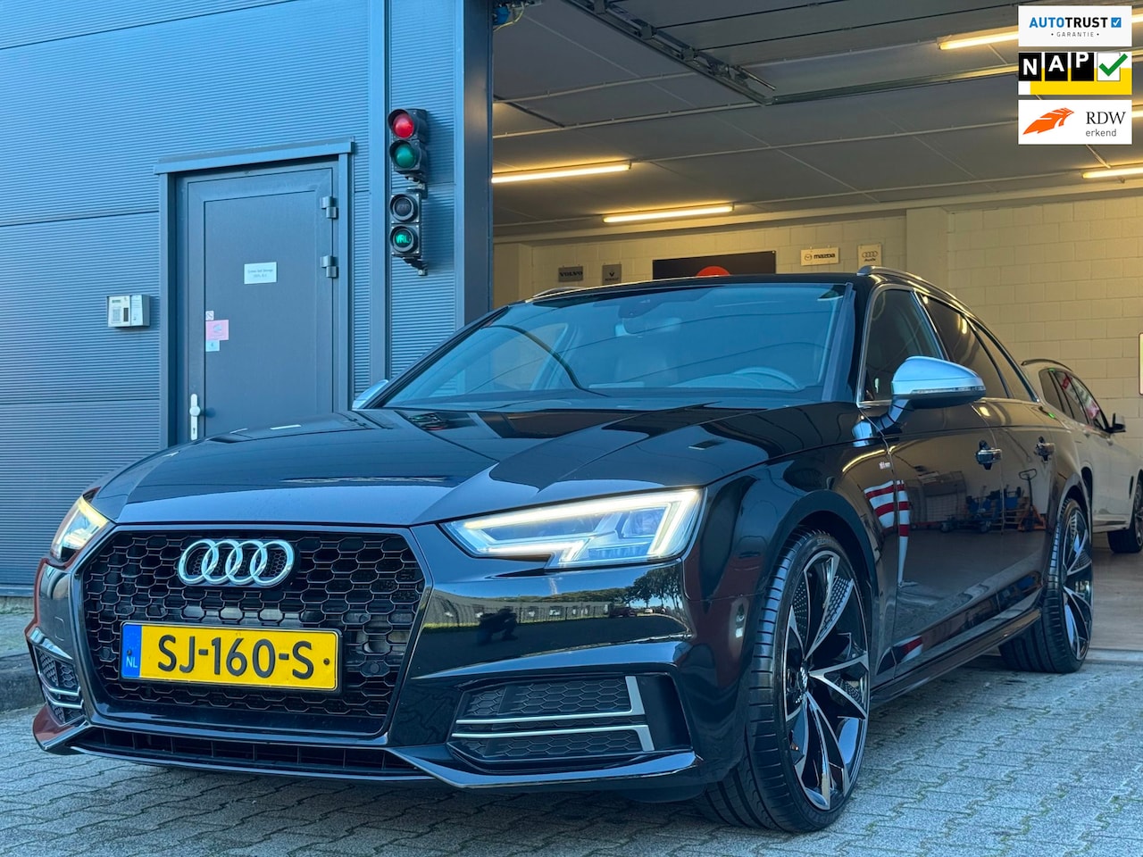 Audi A4 Avant - S-LINE / NAP !! / PANO / CRUISE / CLIMATE / FLIPPERS / P.SENSOREN / BLUETOOTH / LEDER-ALCA - AutoWereld.nl