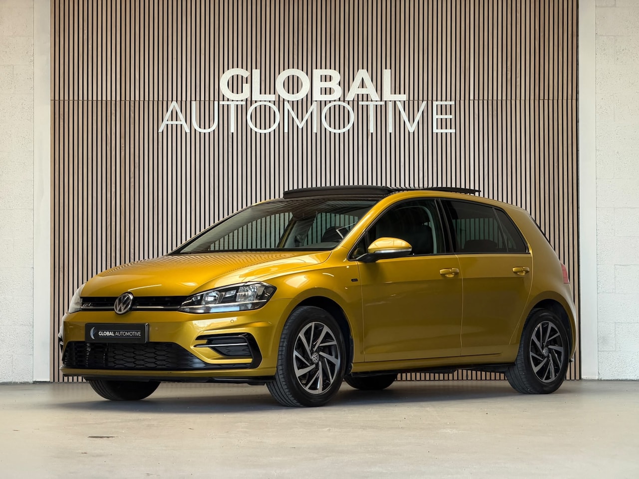 Volkswagen Golf - 1.0 TSI R Line Join - PANORAMDAK - VIRTUAL - 16 INCH - CARPLAY - CAMERA - AutoWereld.nl