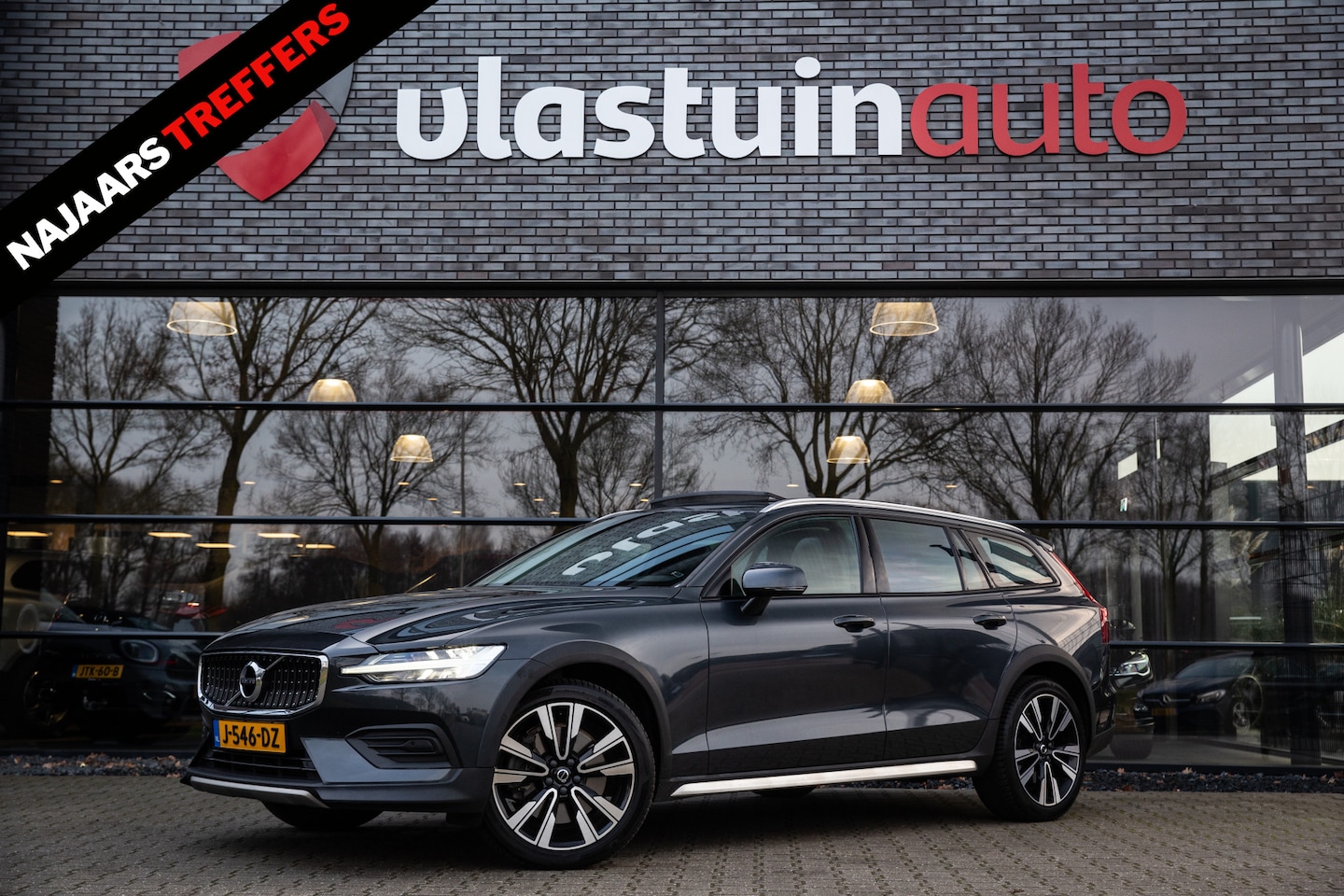 Volvo V60 Cross Country - 2.0 T5 AWD Inscription , Pano, H&K, Stoelventilatie, HUD, Massage, Carplay - AutoWereld.nl