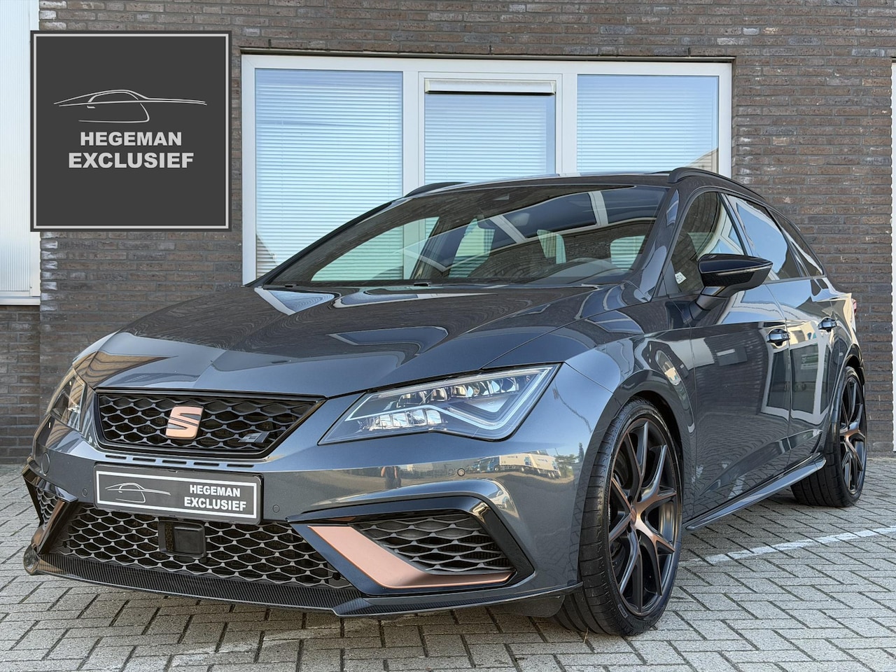 SEAT Leon ST - 2.0 TSI 4DRIVE CUPRA R | Schuif-kanteldak | DCC | BEATS | Camera | CARBON | Keyless | ACC - AutoWereld.nl