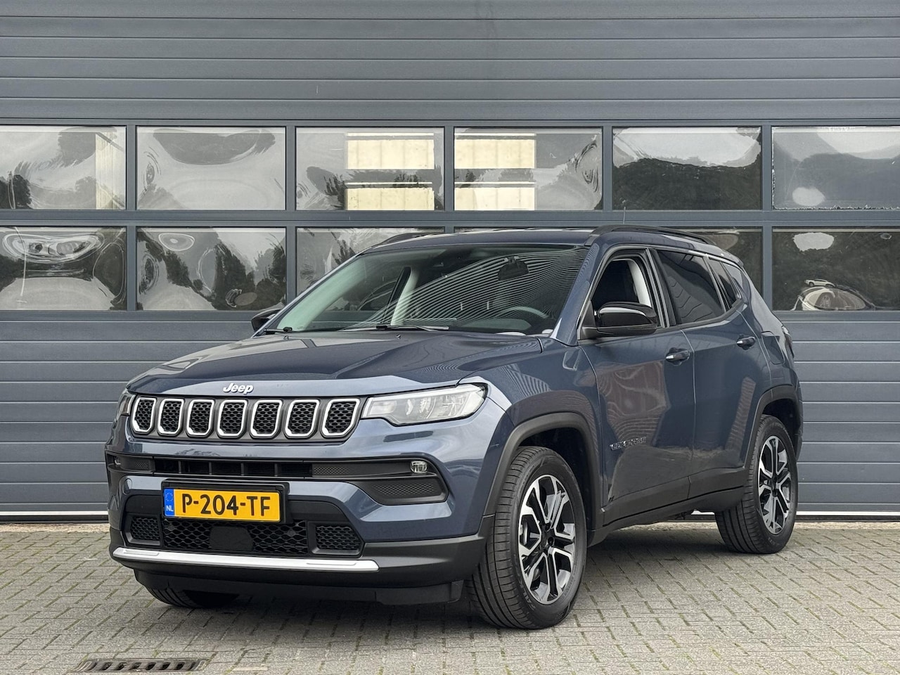 Jeep Compass - 4xe 240 PLUG-IN HYBRID ELECTRIC LIMITED I WINTERPAKKET I P-CAMERA I APPLE CARPLAY I ADAPTI - AutoWereld.nl