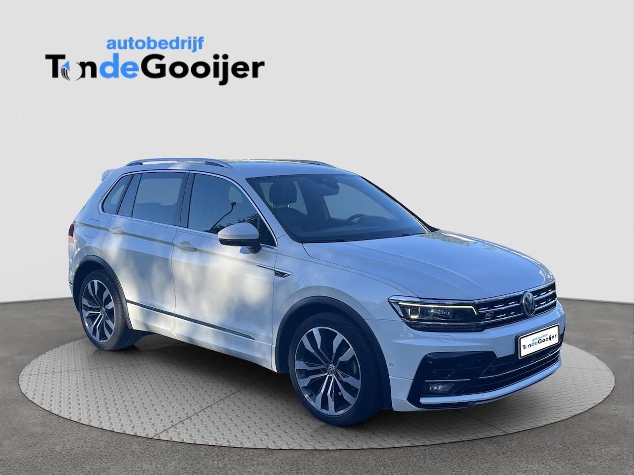 Volkswagen Tiguan - 1.4 TSi DSG 4Motion Highline R-LINE | LEER | EL. TREKHAAK | 360 CAMERA | 20"| HUD | STANDK - AutoWereld.nl