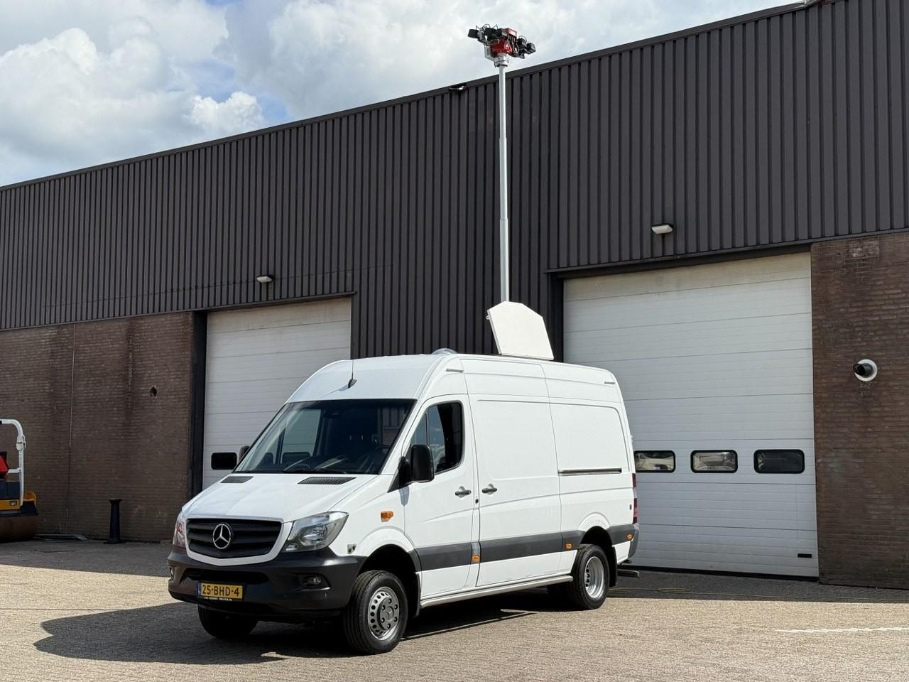 Mercedes-Benz Sprinter - 519 CDI / 4x4 / Automaat / 6 cilinder / Ex Politie / Lichtmast / Inrichting / Special !! - AutoWereld.nl