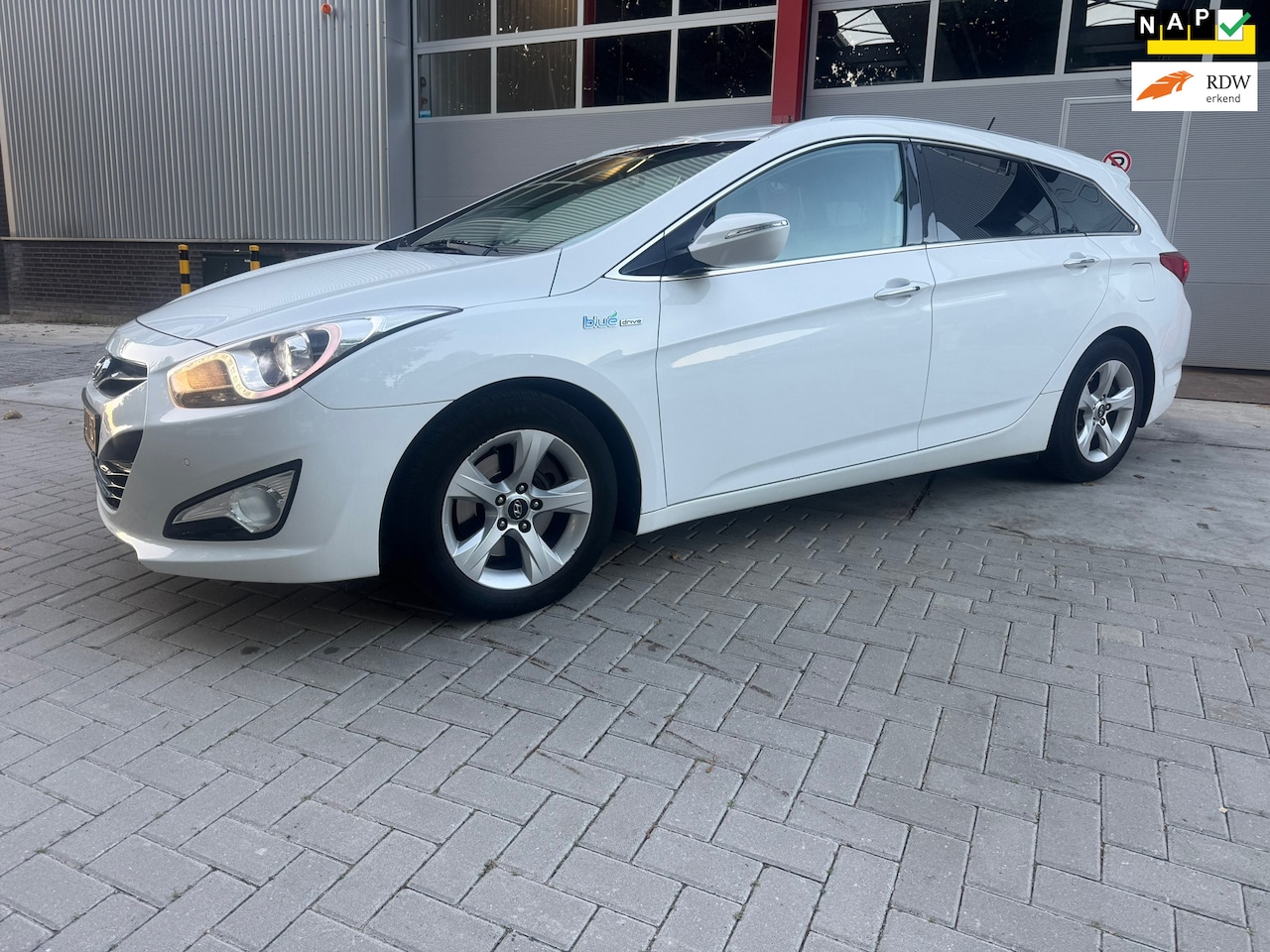 Hyundai i40 Wagon - 1.6 GDI Blue Business Edition NAVI AIRCO - AutoWereld.nl