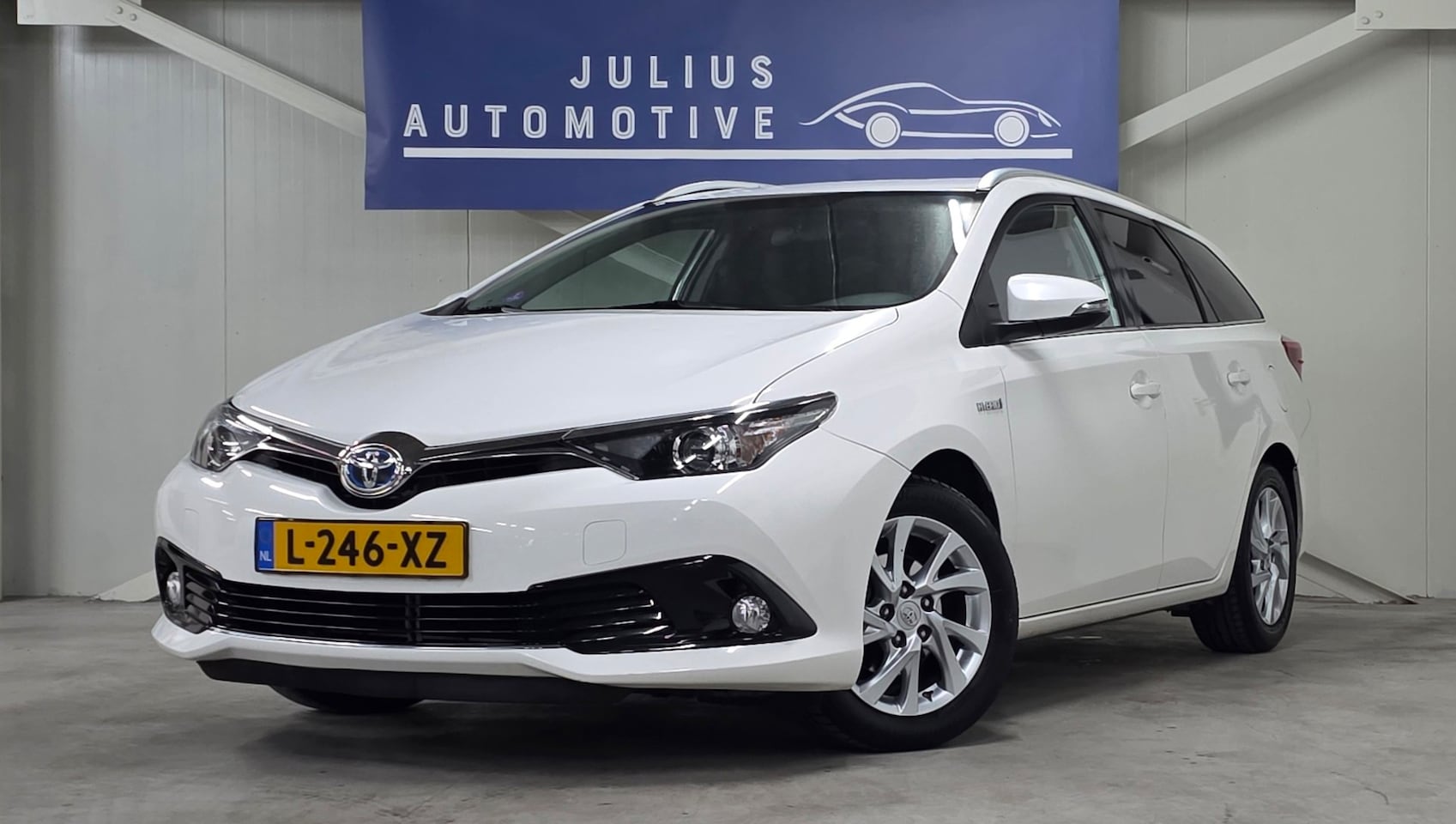 Toyota Auris Touring Sports - 1.8 Hybrid Dynamic Dealer Onderhouden Trekhaak Camera Clima Mooi! - AutoWereld.nl