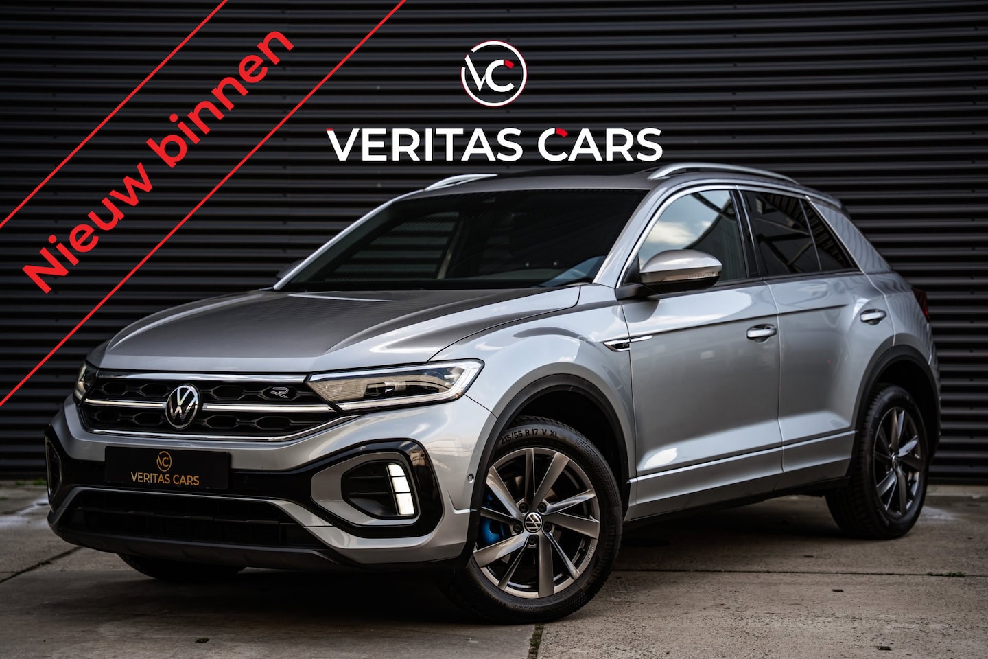 Volkswagen T-Roc - 1.5 TSI 3x R-Line 150PK|Pano|Camera|Keyless|Trekhaak|Carplay e.o. - AutoWereld.nl