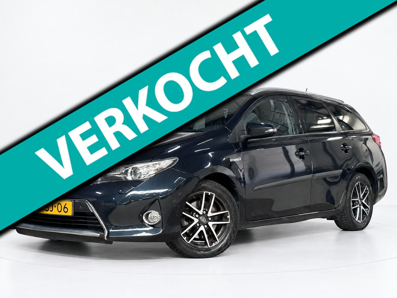 Toyota Auris Touring Sports - 1.8 Hybrid Lease Exclusive Panoramadak Stoelverwarming - AutoWereld.nl