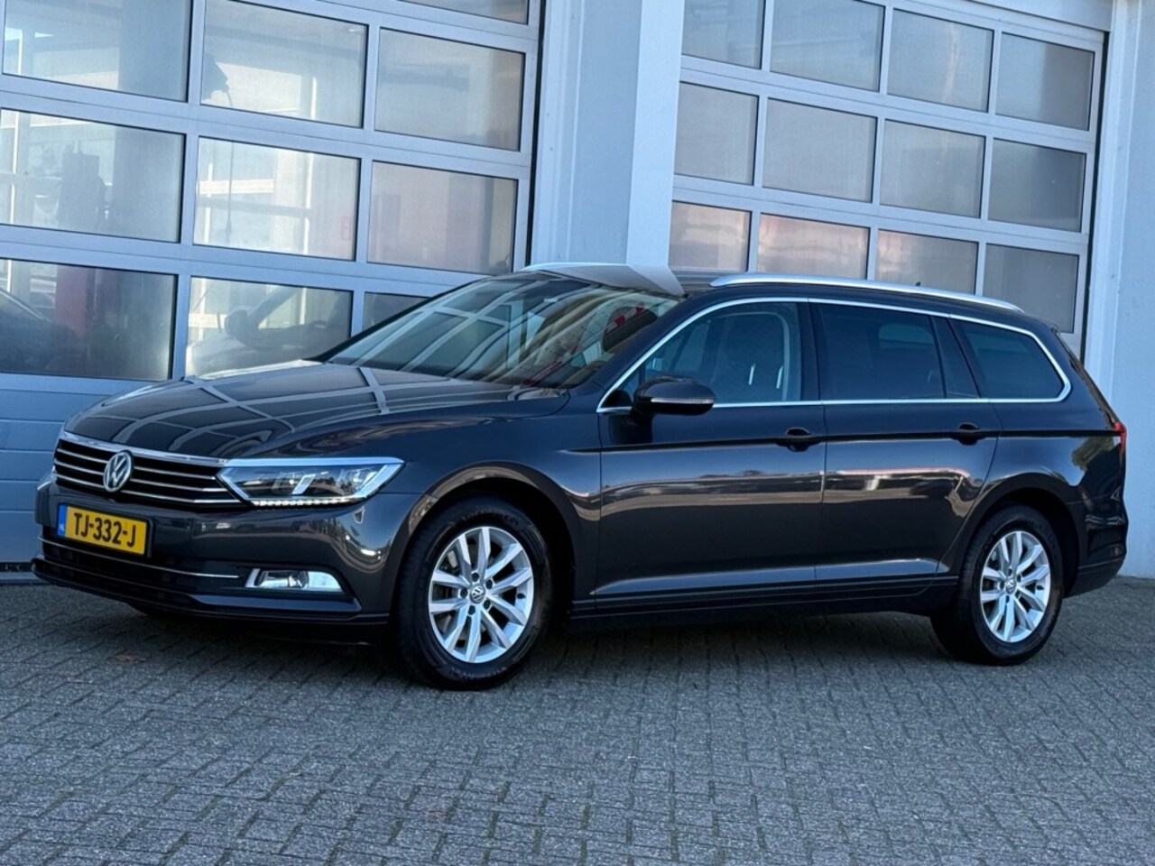 Volkswagen Passat - 1.6 TDI 120PK Comfortline Aut. Navi Camera Trekhaak NW APK! - AutoWereld.nl