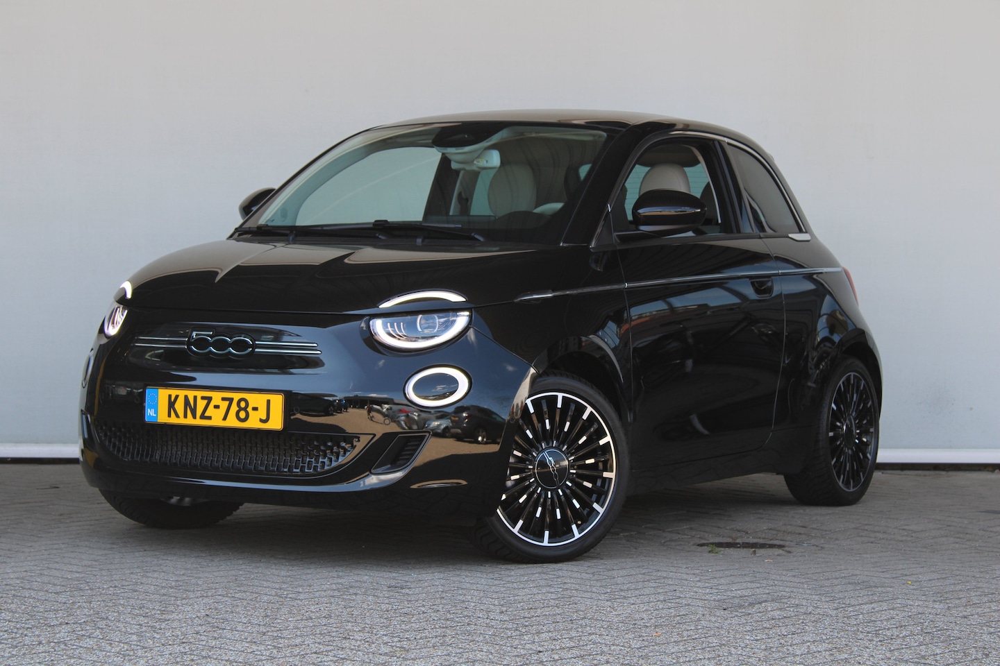 Fiat 500e - La Prima 42 kWh | SOH 93% | Navigatie | Panoramadak | Camera | LED koplampen | Lederen bek - AutoWereld.nl