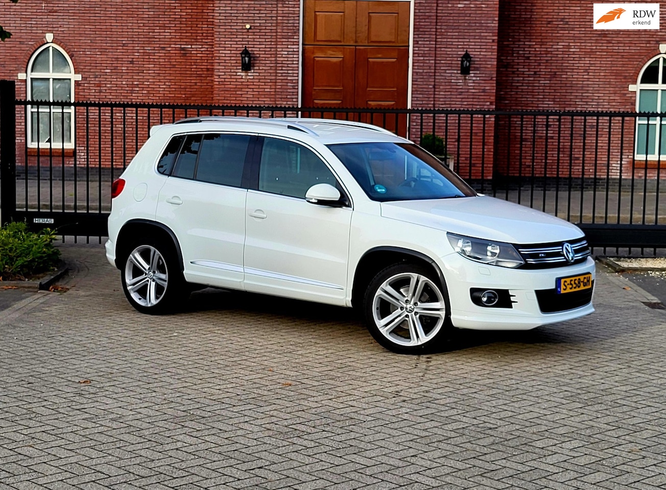 Volkswagen Tiguan - 1.4 TSI R-Line Edition / Camera / Airco / 4x4 / Stoelverwarming - AutoWereld.nl