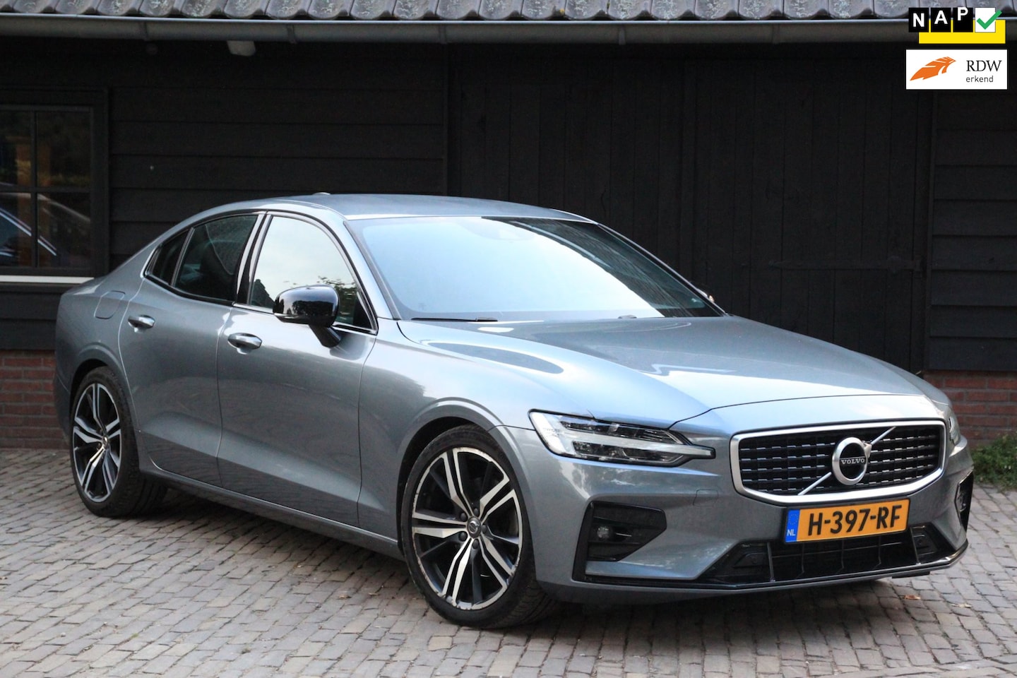Volvo S60 - 2.0 T4 R-Design Camera/Leer/Parkeersensor v,a/19"inch lmv - AutoWereld.nl