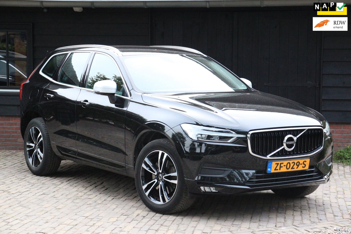 Volvo XC60 - 2.0 T5 Momentum Leer/Stoelverwarming/Trekhaak uitklapbaar/97000km - AutoWereld.nl