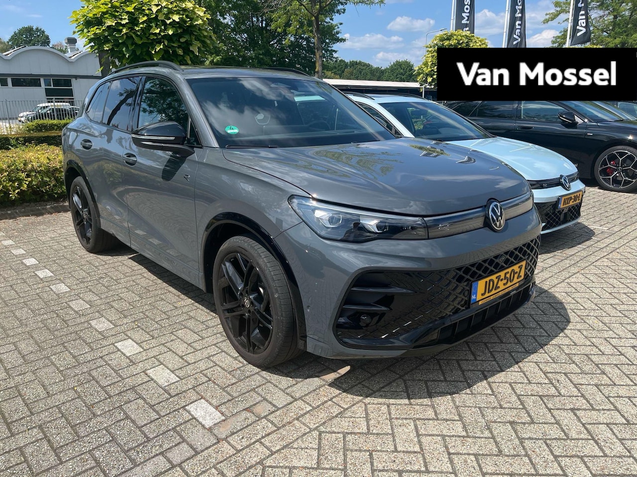 Volkswagen Tiguan - 1.5 eTSI R-Line Edition | Automaat | Navigatie | Panorama dak | 20 Inch Velgen | Head-up d - AutoWereld.nl