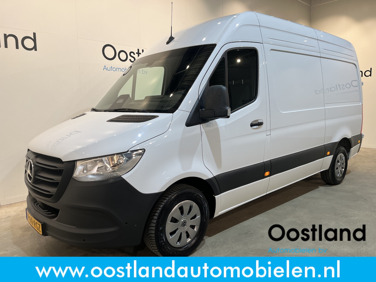 Mercedes-Benz Sprinter - 317 CDI L2H2 RWD / Euro 6 / CarPlay / Adap. Cruise Control / Camera / Trekhaak / 42.100 KM - AutoWereld.nl