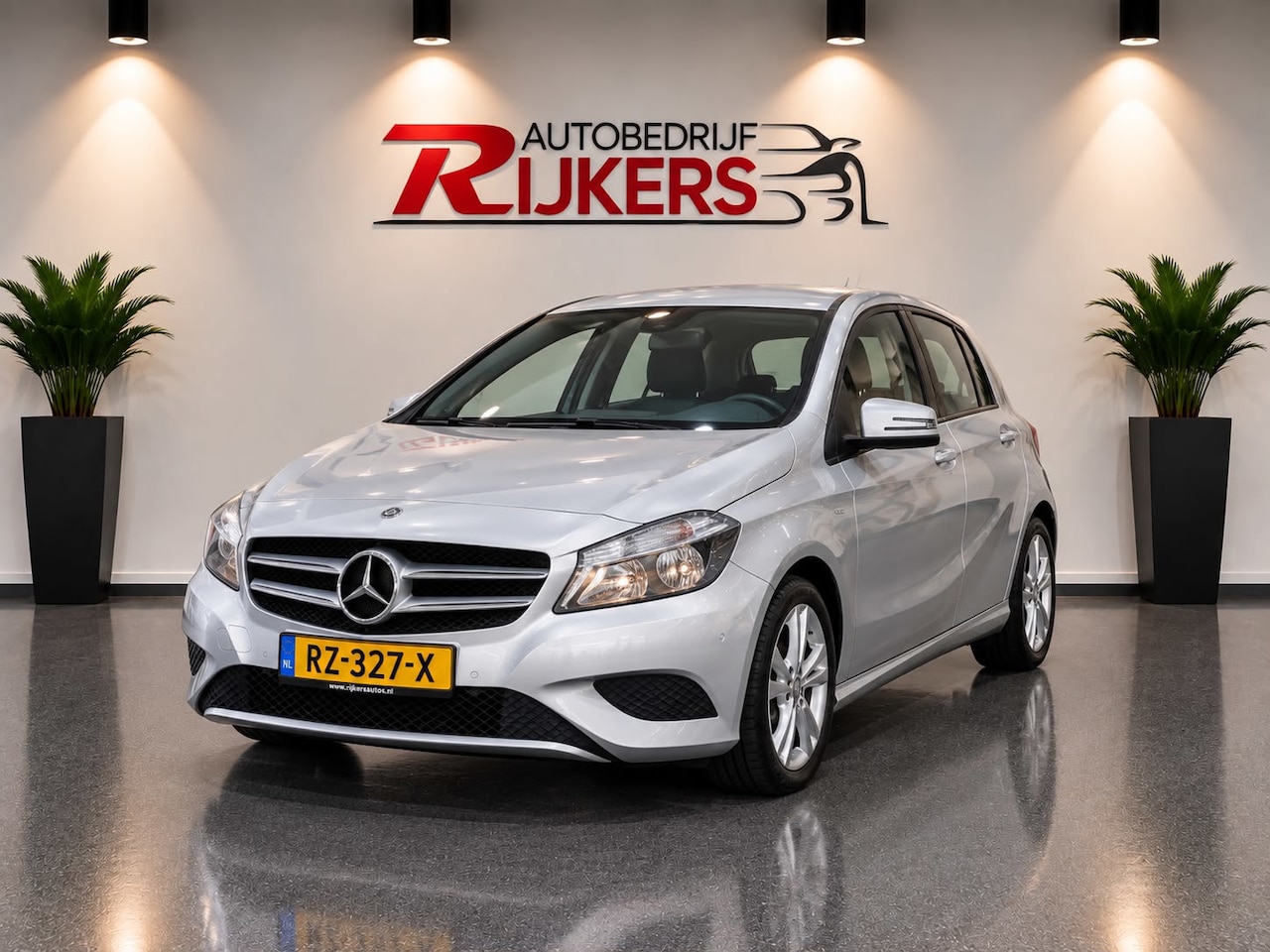 Mercedes-Benz A-klasse - 180 122PK handgeschakeld Airco,Bluetooth,Navigatie,PDC A,Stoelverwarming,Sport stoelen,Ele - AutoWereld.nl