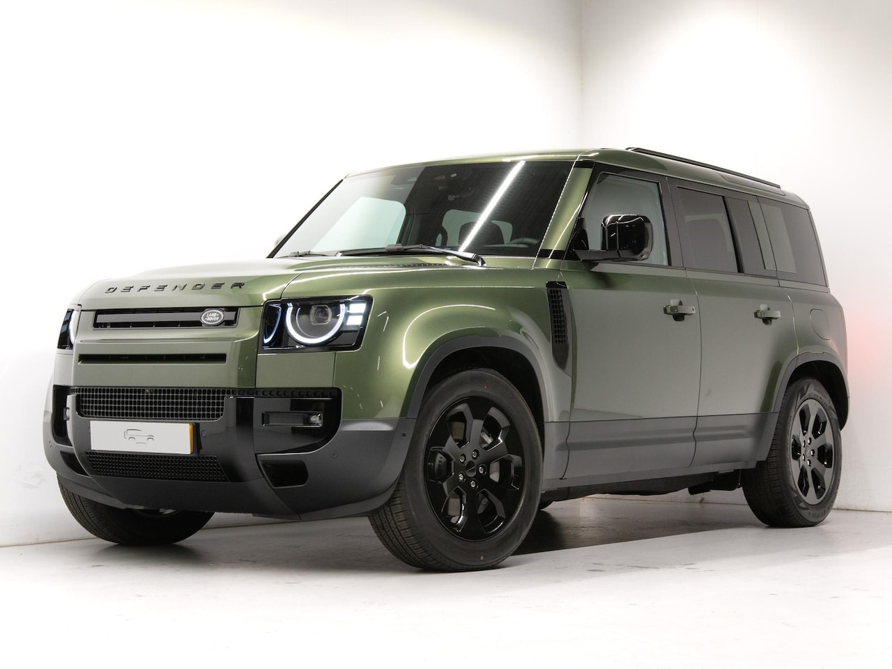 Land Rover Defender 110 - 2.0 P300e 110 S Forest Edition - AutoWereld.nl