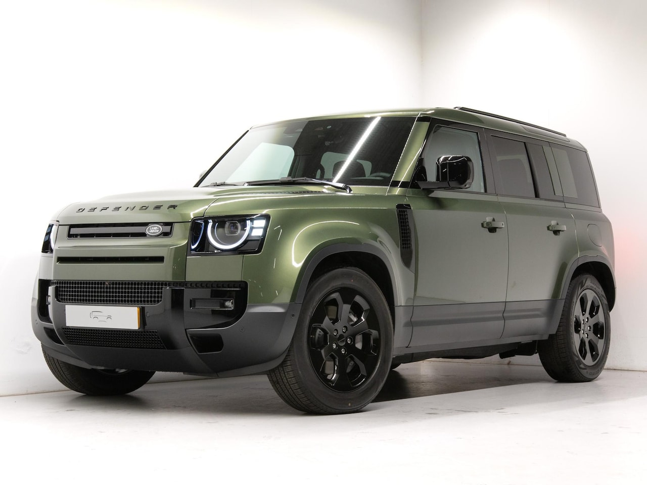 Land Rover Defender 110 - 2.0 P300e 110 Forest Edition Forest Edition - AutoWereld.nl