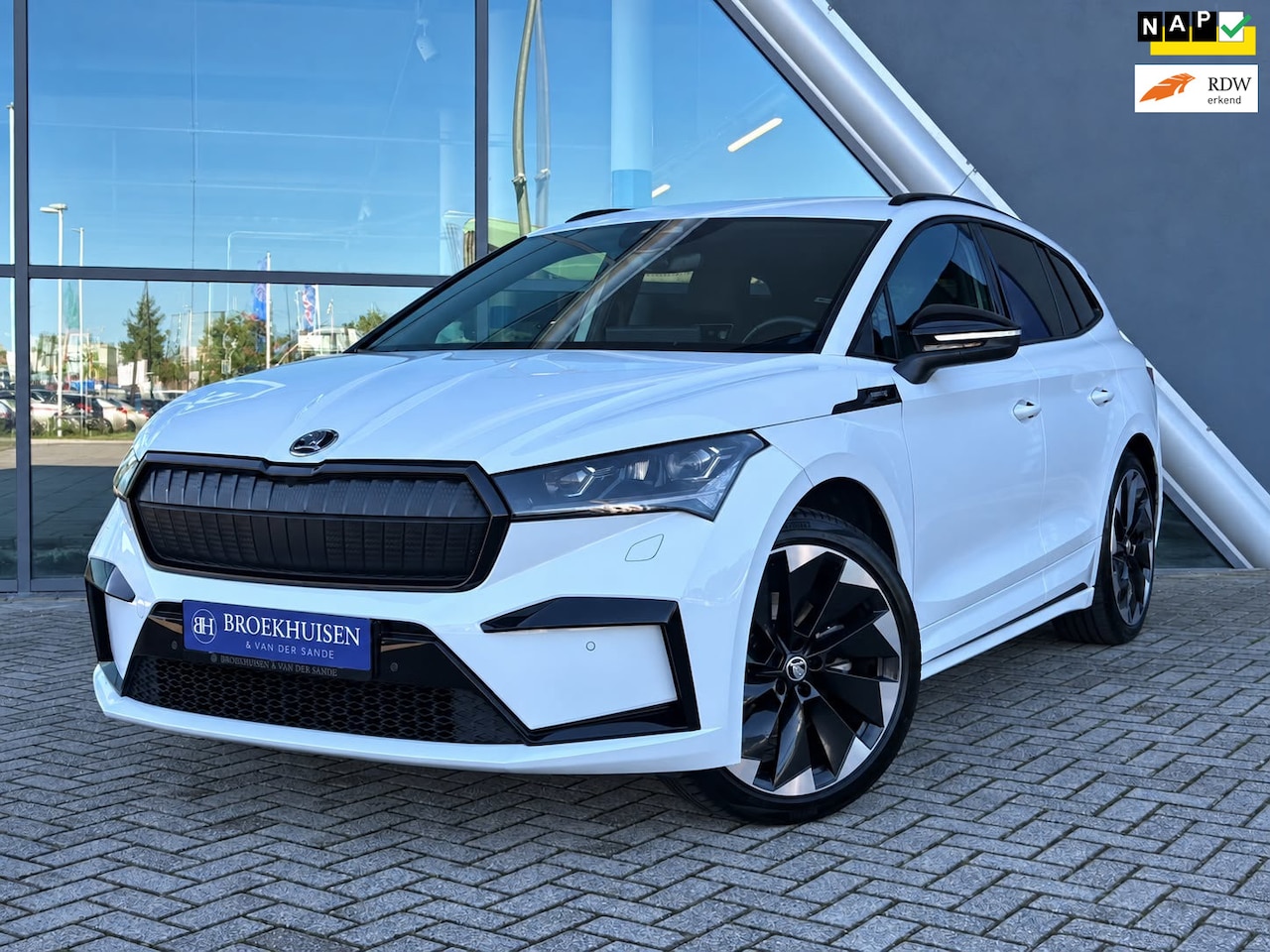 Skoda Enyaq iV - 60 Sportline BTW AUTO S.O.H 93,4% Trekhaak / Stoel-Stuurverwarming / Camera - AutoWereld.nl