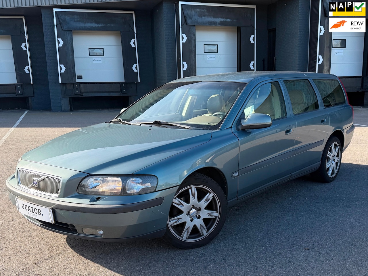 Volvo V70 - 2.4 Comfort Line CRUISE/APPLECARPLAY/CLIMA/CAMERA - AutoWereld.nl