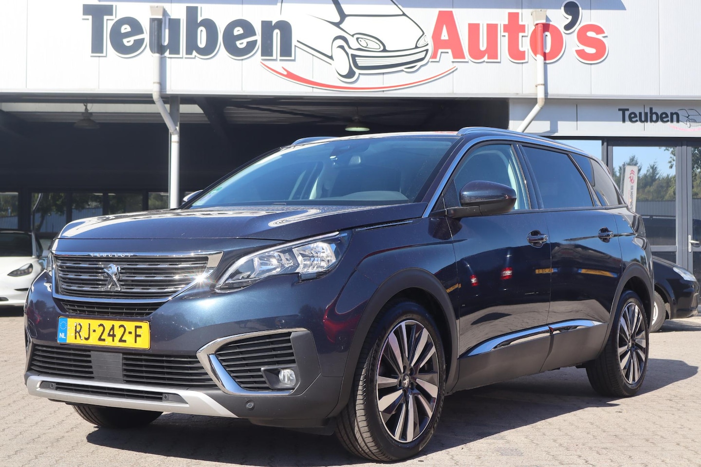 Peugeot 5008 - 1.2 PureTech Allure | 7 Persoons | Elektrisch glazen panorama-dak | Trekhaak | Pack Safety - AutoWereld.nl