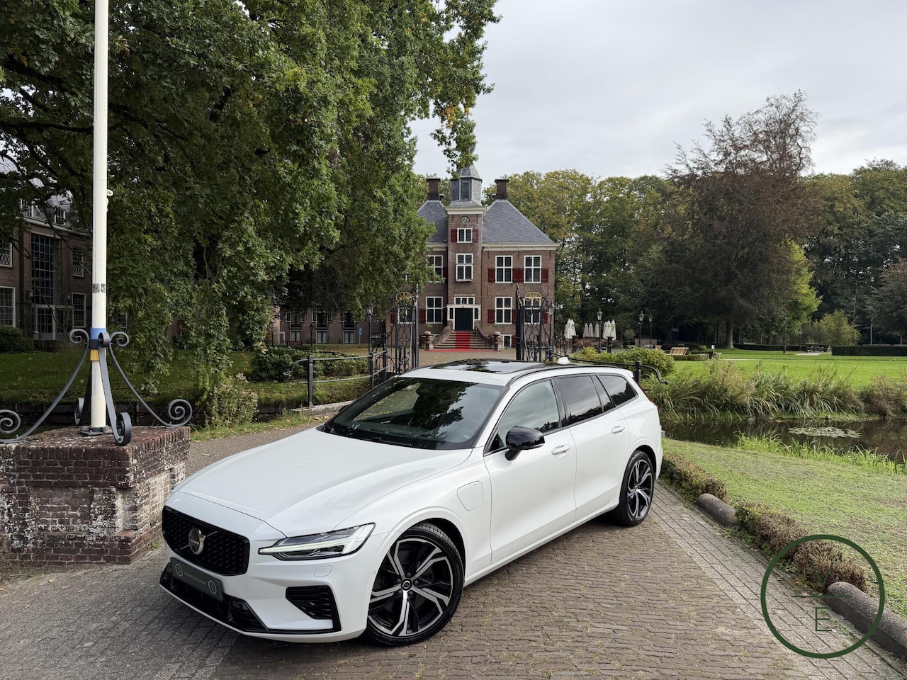 Volvo V60 - 2.0 T8 Plug-in hybrid AWD Ultimate Dark | HUD | Pano | Harman & Kardon | 360 | BTW | - AutoWereld.nl