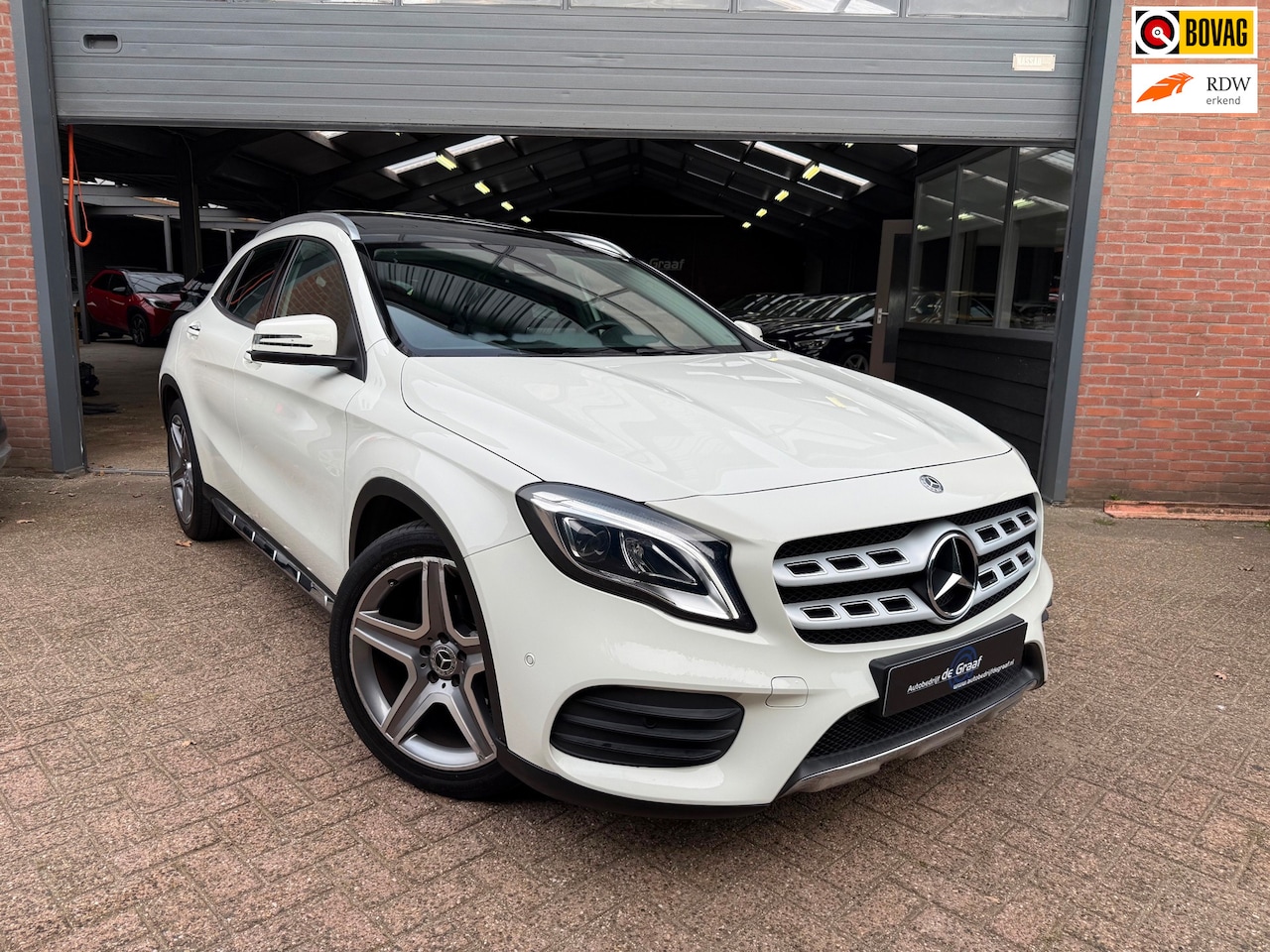 Mercedes-Benz GLA-Klasse - 180 AMG|PANO/H&K/ELEC-STOEL/NAVI/CRUISE/CAMERA/VOL! - AutoWereld.nl