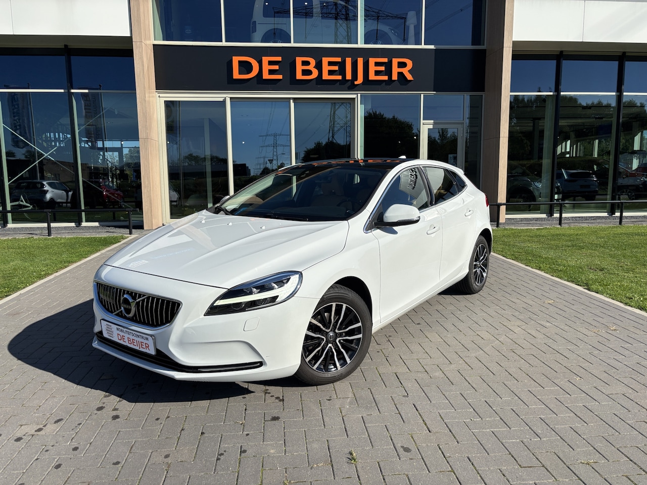 Volvo V40 - 2.0 D2 Nordic+ Camera I Trekhaak I Airco - AutoWereld.nl