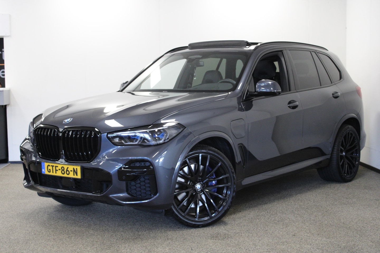 BMW X5 - xDrive45e M-sport Soft-close|Laser|B&W|4 wiel best.|Pano|HUD - AutoWereld.nl