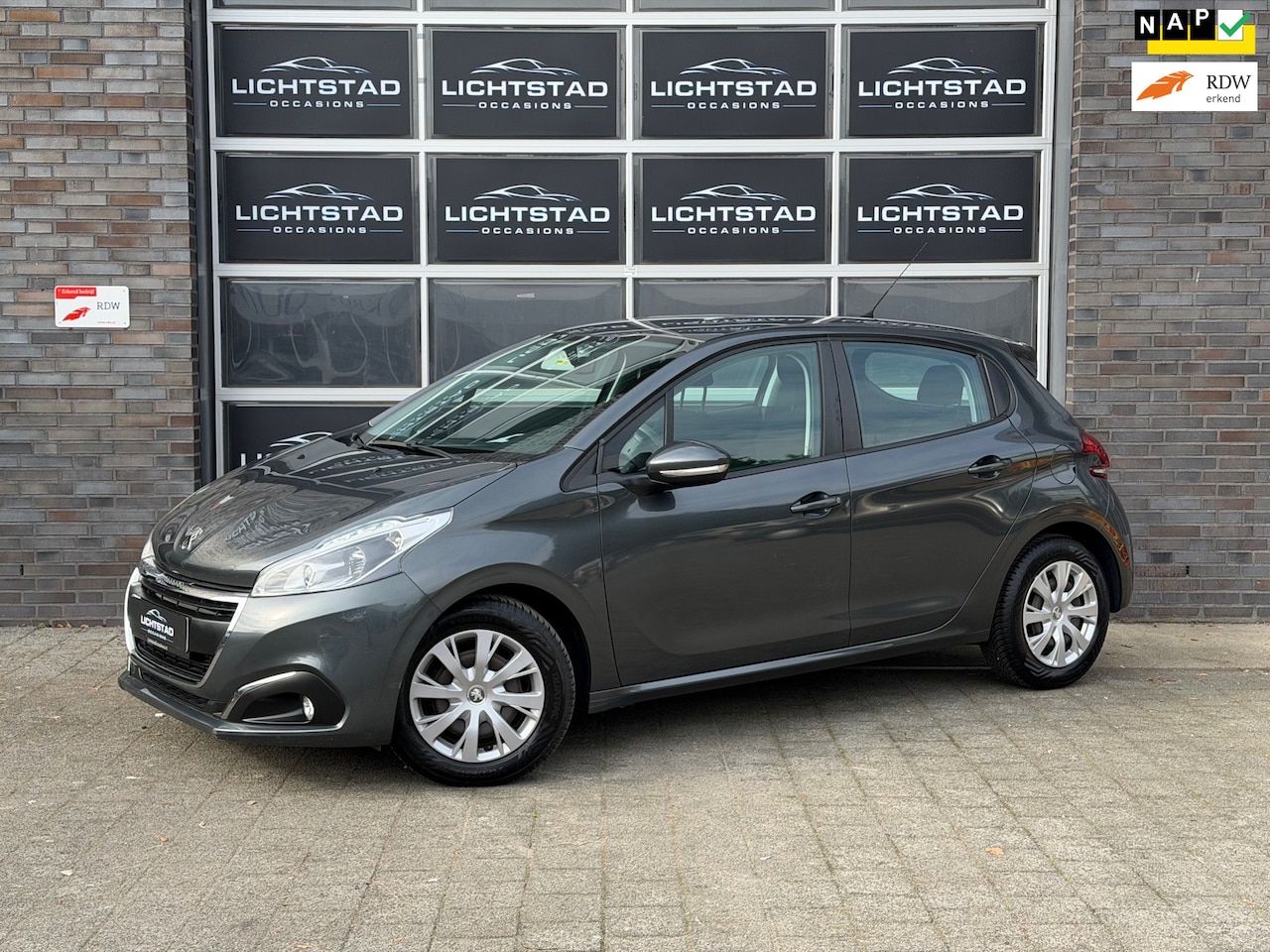 Peugeot 208 - 1.2 PureTech Blue Lion NAP CARPLAY AIRCO NAVI PARKEERSENSOR - AutoWereld.nl