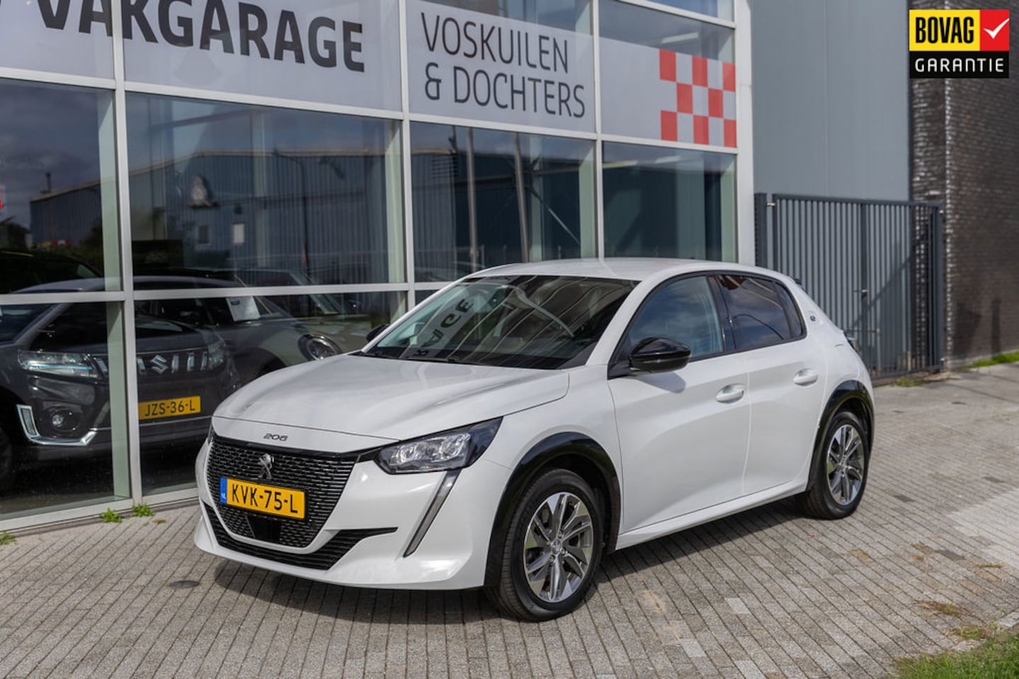 Peugeot e-208 - EV Allure 50 kWh 3-fase Navi - AutoWereld.nl