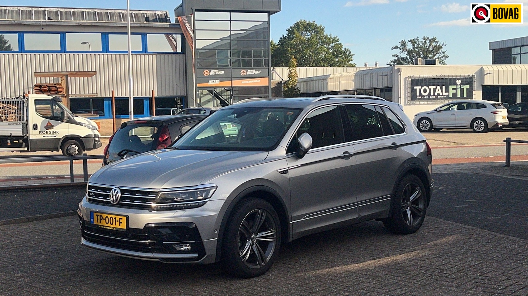 Volkswagen Tiguan - 1.4 TSI 150PK AUT 2x R-line pano trekh virtual led - AutoWereld.nl