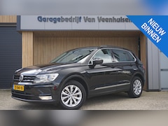 Volkswagen Tiguan - 2.0 TDI 150PK Connected Series Navi ACC Trekhaak *Dis.riem v.v.* Euro6 *Koppeling v.v
